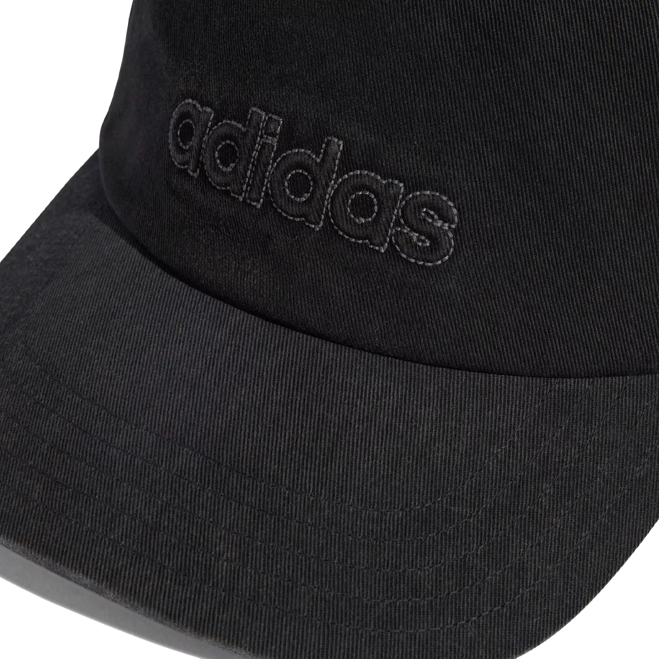 Close no boné Adidas Dad Washed preto mostrando bordado frontal e aba curva